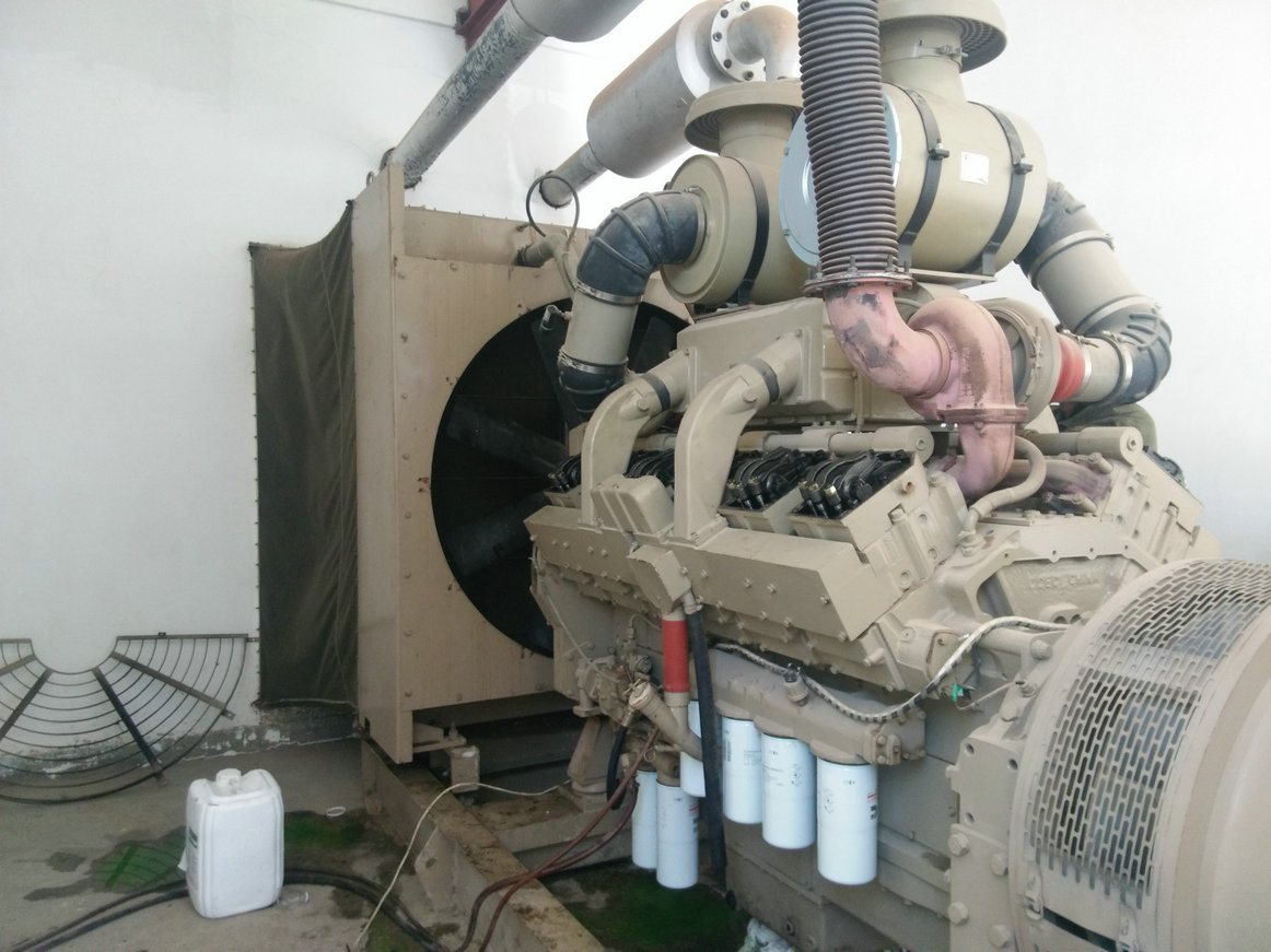 800KW康明斯發電機組保養檢修