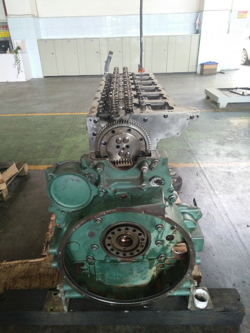 正面吊沃爾沃TAD1350VE發動機維修